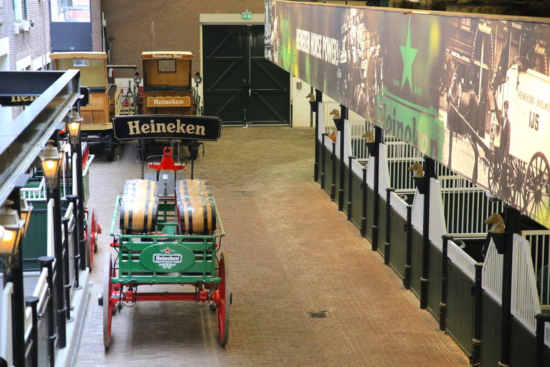 !Widok z góry na stajnię w Heineken Experience