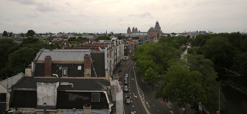 Widok na Amsterdam z tarasu widokowego na dachu budynku Heineken Experience