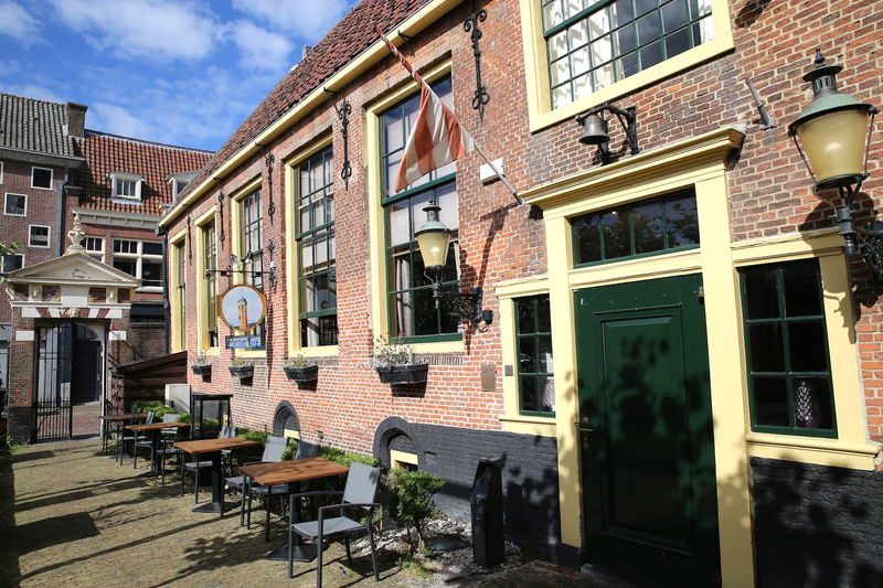 Na dziedzińcu dawnego przytułku Hof van Sonoy w Alkmaar
