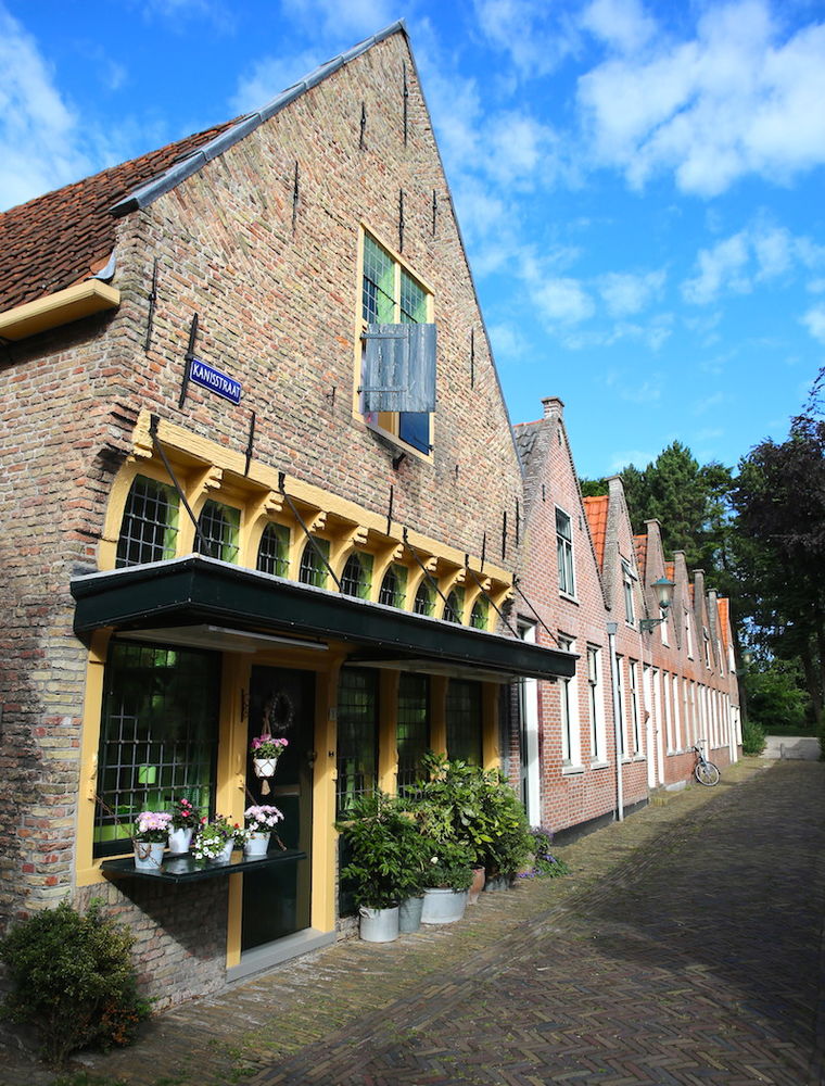 Alkmaar - uliczka Kanisstraat i jeden z najstarszych budynków w mieście (Kanisstraat 1)