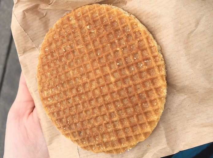 Co zjeść w Holandii? Wafle z syropem czyli Stroopwafel