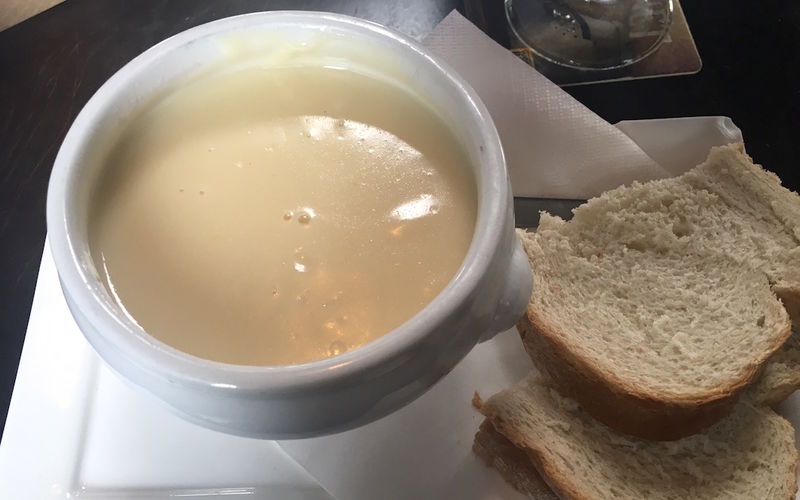 Co zjeść w Holandii? - zupa serowa