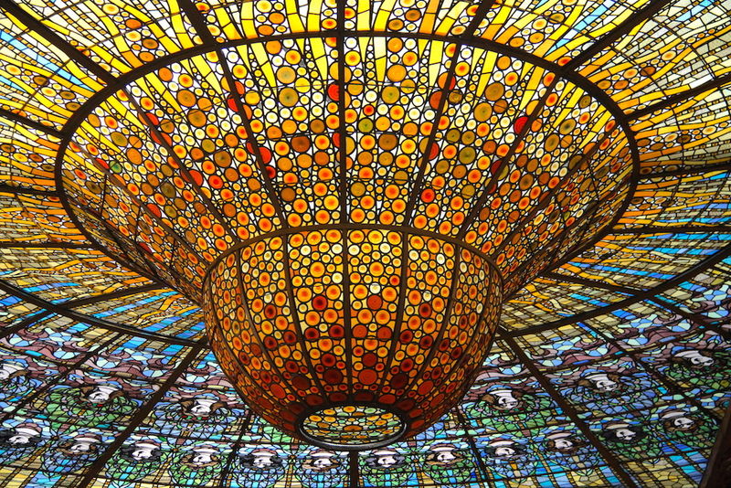 !Palau de la Música Catalana czyli Pałac Muzyki Katalońskie w Barcelonie - widok na szklany sufit