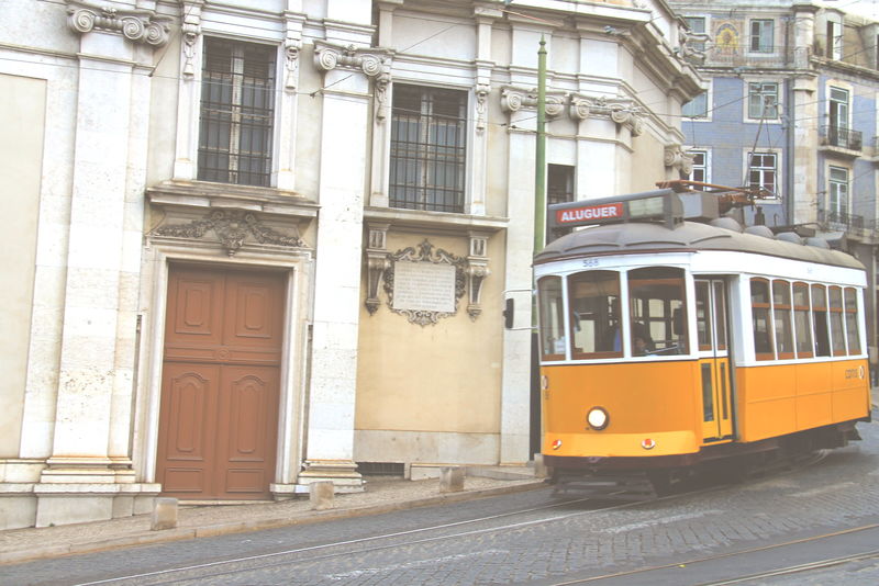 !Słynne żółte tramwaje w Lizbonie