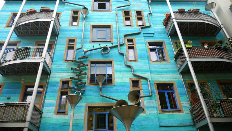 !Drezno - budynek Kunsthofpassage ze specjalnymi trąbkami i rurami na fasadzie, która gra podczas deszczu