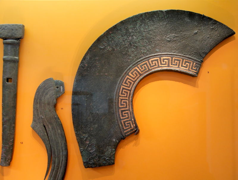 Eksponaty w muzeum archeologicznym w Delfach, w Grecji