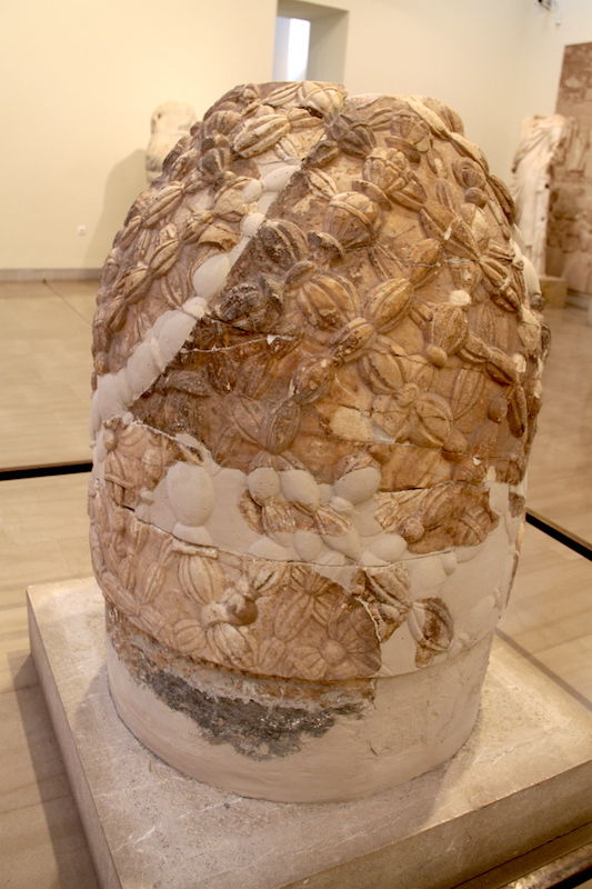 Pępek świata (Omphalos) - muzeum archeologiczne w Delfach w Grecji
