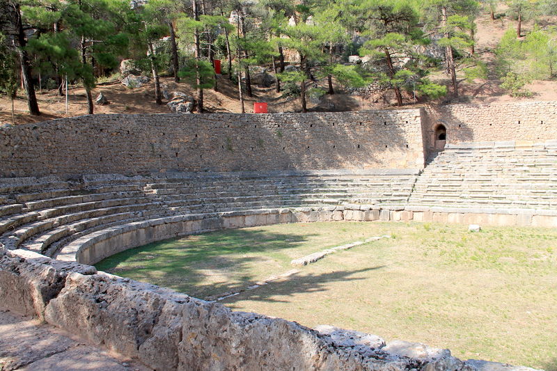 Widok na ruiny stadiony - Stanowisko Archeologiczne w Delfach w Grecji