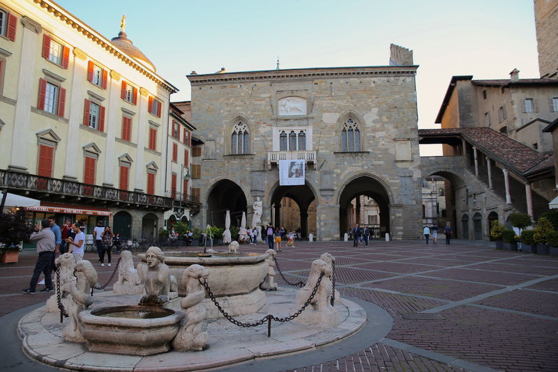 Bergamo - Górna Miasto, Piaazza Vecchia i fontanna Contarini