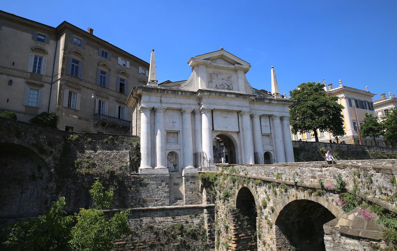 Zabytkowa Brama św. Jakuba w Bergamo