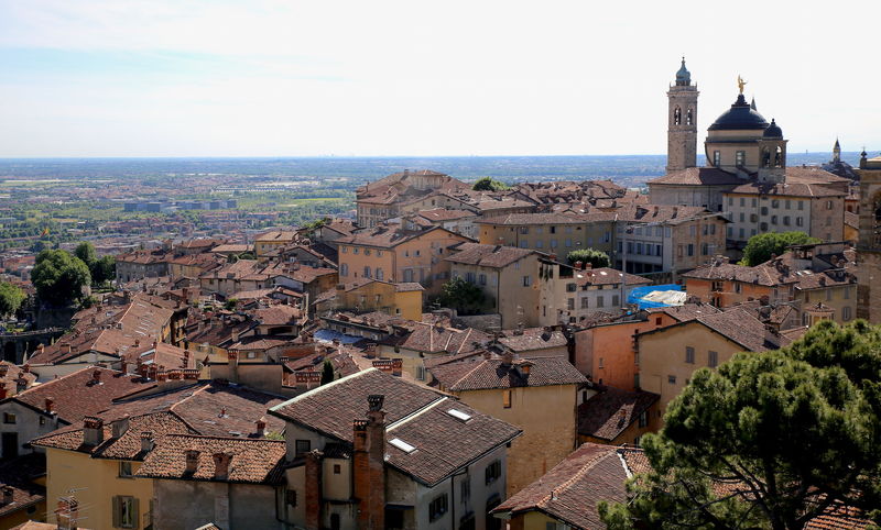 !Widok na Górne Miasto Bergamo z punktu widokowego na fortyfikacji Rocca di Bergamo