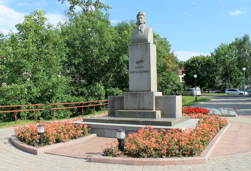 !Pomnik Elizy Orzeszkowej w Grodnie - podpis "Elizie Orzeszkowej"
