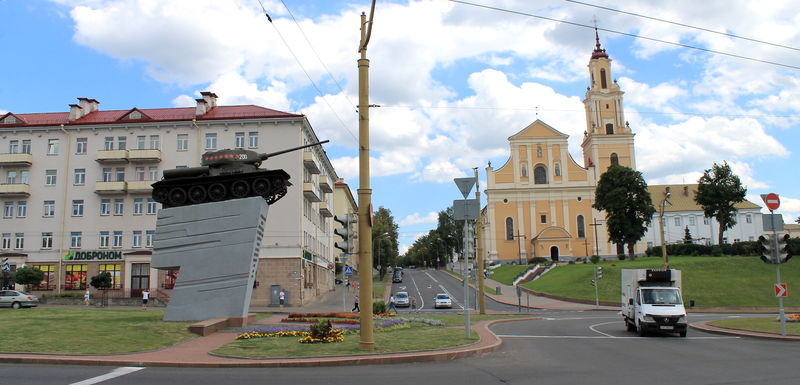 Widok na czołg - Pomnik Wyzwolenia Białorusi i Klasztor Bernardynów w Grodnie