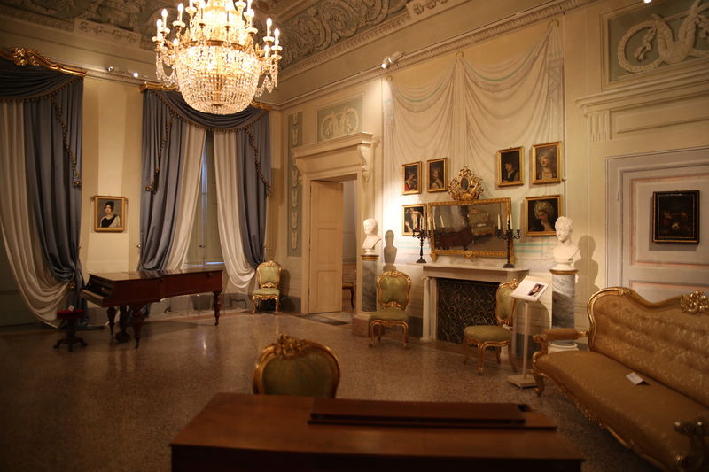 Во время посещения Палаццо Блу ​​в Пизе