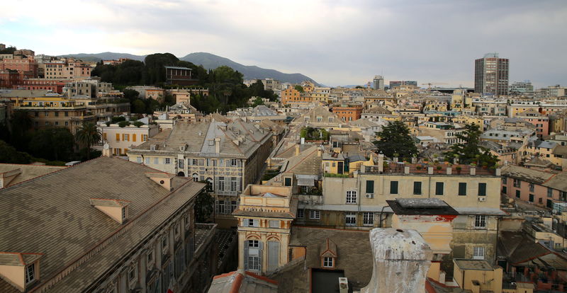 Genua - widok na miasto z tarasu na dachu Palazzo Rosso