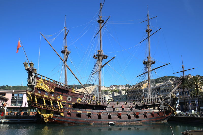 Galeone Neptune - statek w porcie w Genui
