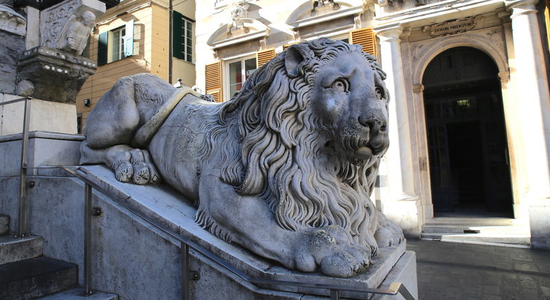 Jeden z lwów przed Katedrą w Genui
