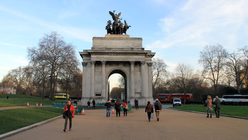 Zamykający od północno-zachodniej strony Green Park, Wellington Arch