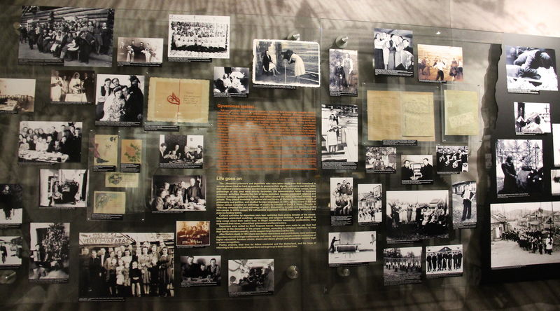 !Ekspozycja ze zdjęciami - Muzeum KGB / Muzeum Ofiar Ludobójstwa, Wilno
