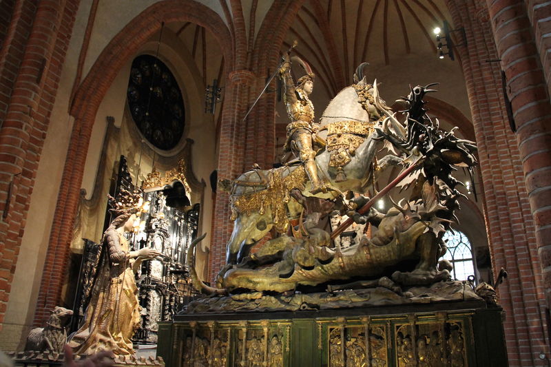 Święty Jerzy walczący ze smokiem - rzeźba w Katedrze - Kościele św. Mikołaja w Sztokholmie