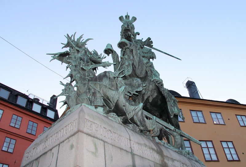 Sztokholm, Gamla Stan - placyk Köpmantorget i kopie rzeźby walczącego ze smokiem św. Jerzego