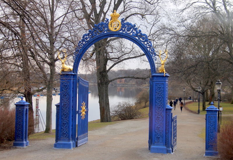 Słynna niebieska brama na wyspie Djurgarden w Sztokholmie