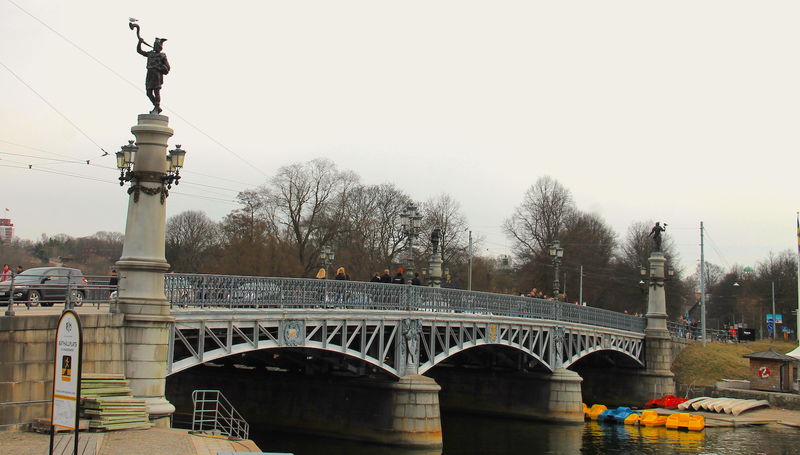 Słynny most Djurgårdsbron prowadzący na wyspę Djurgården