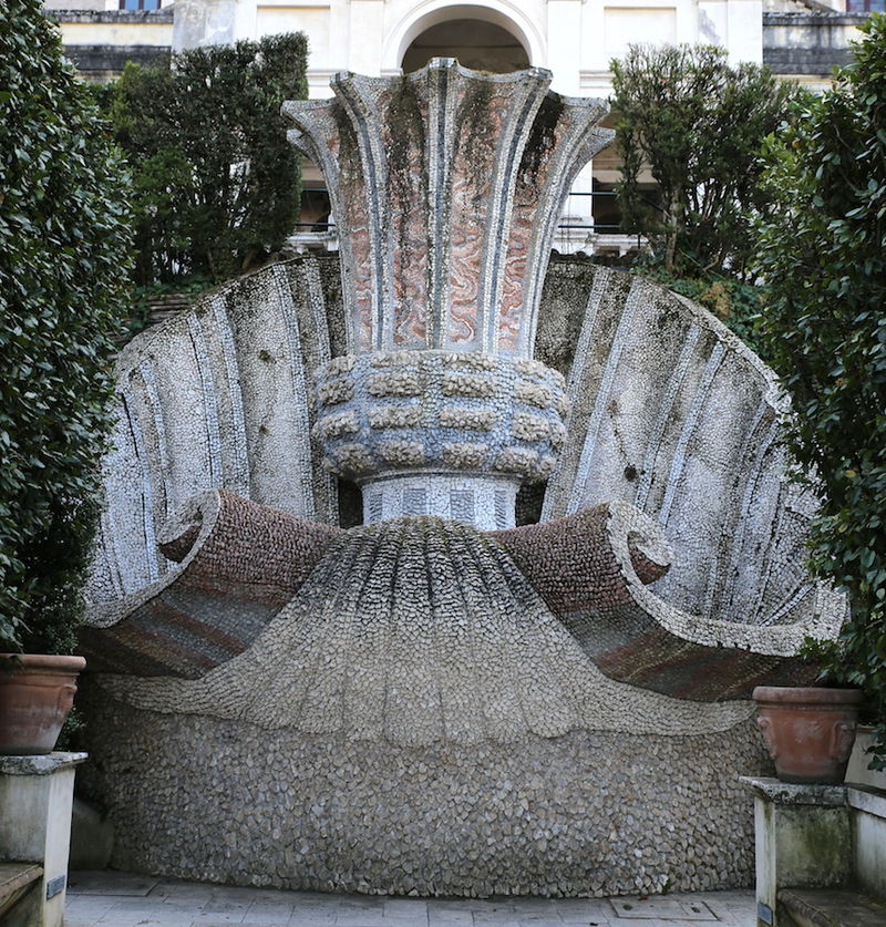 Fontanna Bicchierone - fontanna w kształcie muszli, projekt Berniniego (Ogrody Wilii d'Este w Tivoli)