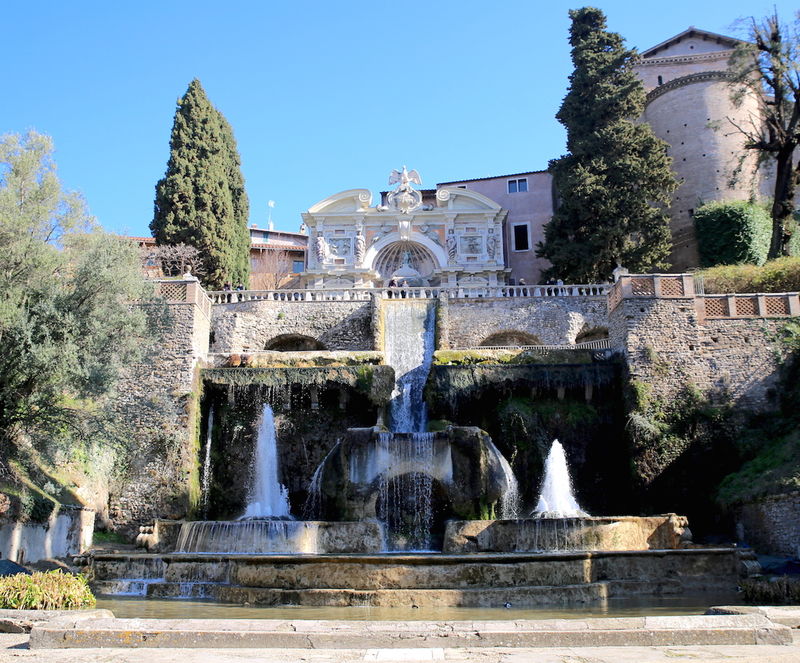 Villa d'Este w Tivoli - widok na grającą fontannę i fontannę Neptuna