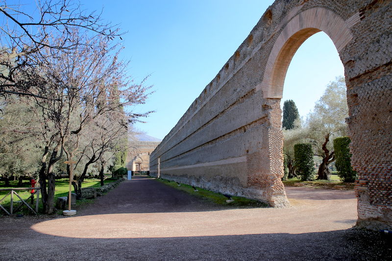 Widok na fragment muru - Willa Hadriana, Tivoli