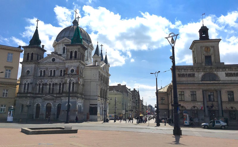 !Łódź, Plac Wolności - widok na kościół pw. Świętego Ducha i ulicę Piotrkowską