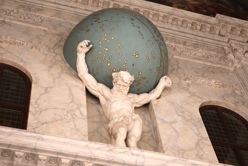 !Amsterdam, Pałac Królewski - rzeźba Atlasa trzymającego kule ziemską