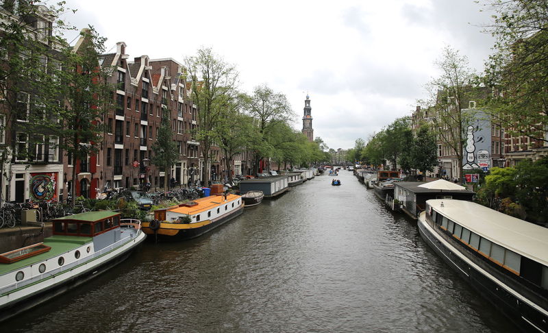 Amsterdam podczas spaceru - widok na kanały