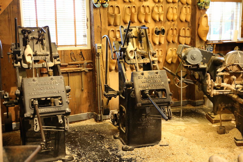 !Skansen Zaanse Schans - warsztat do wytwarzania słynnych drewnianych butów Clog