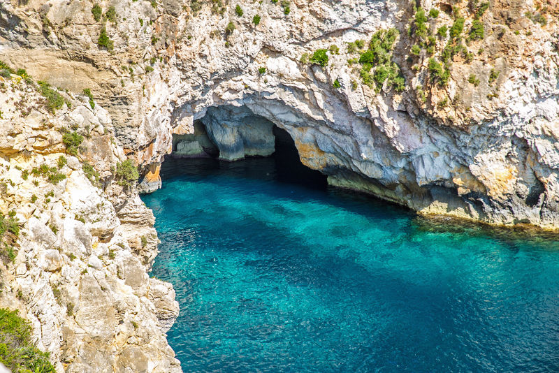 Blue Grotto - widok na klifowe jaskinie