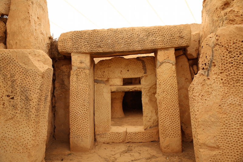 Wnętrze jednej ze świątyń stanowiska archeologicznego Mnajdra