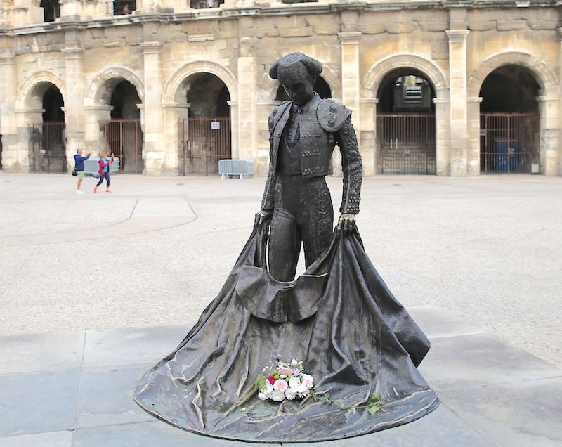 Nimes - pomnik Christiana Montcouquiolego (pseudonim Nimeño II) znajdujący się przed areną
