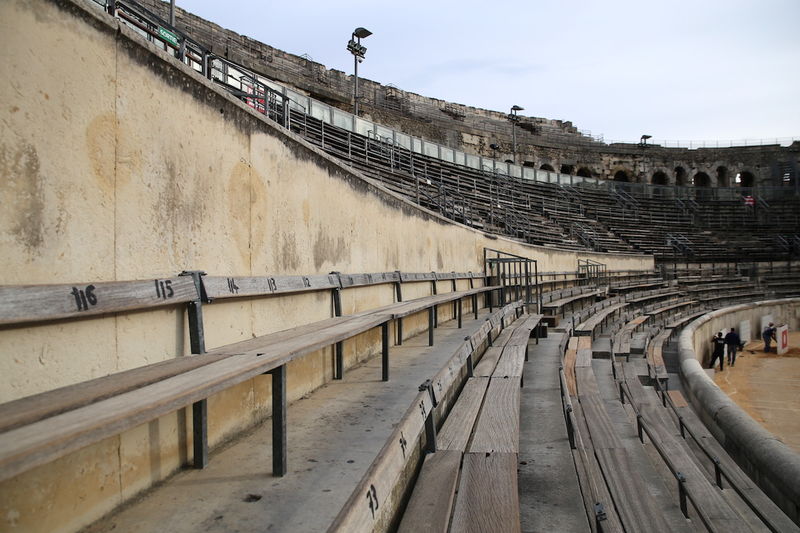 Widok na zamontowane ławki - arena w Nimes
