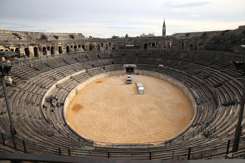 Widok na arenę w Nimes od środka
