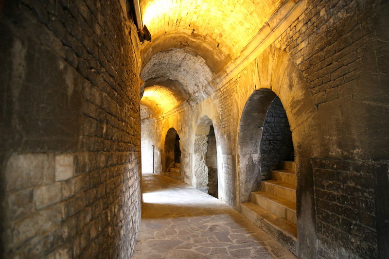 Przejście tunelem areny w Nimes