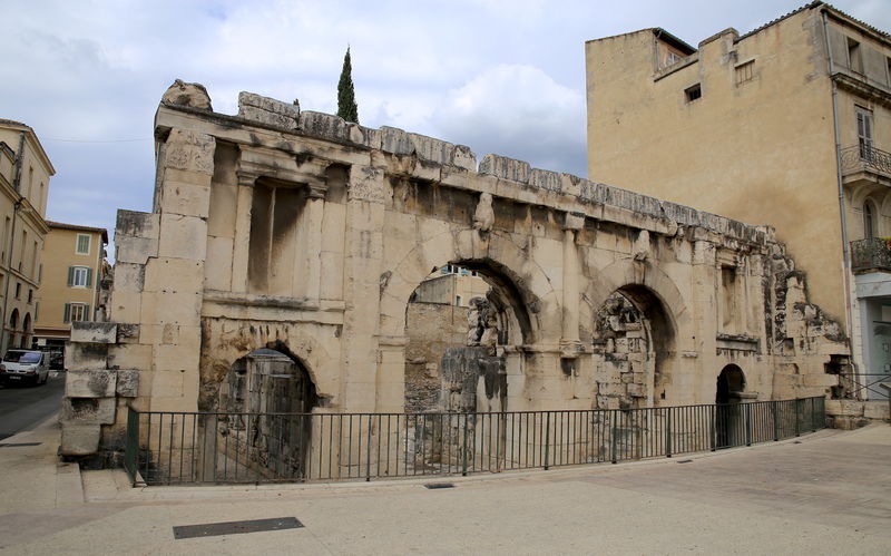!Porte Auguste - jedna z bram miejskich w Nimes