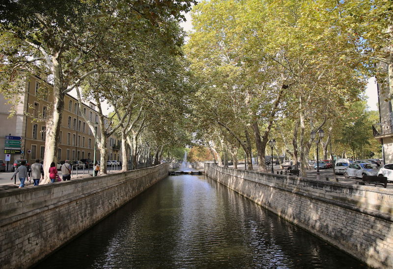 Aleja Quai de la Fontaine w Nimes