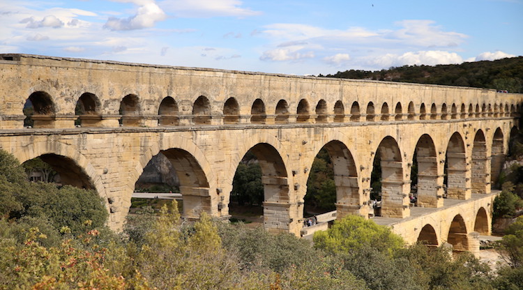 Widok na akwedukt Pont du Gard z punktu widokowego od strony północnej