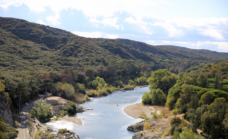 Widok na okolicę z górnego poziomu akweduktu Pont du Gard