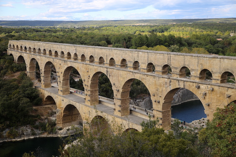 Widok na Pont du Gard z punktu widokowego od strony południowej
