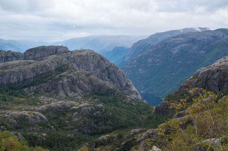 W drodze na słynną skałę Preikestolen w Norwegii