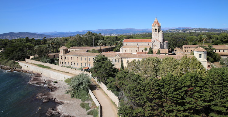 Wyspa Świętego Honorata (okolice Cannes) - widok na wyspę z klasztoru La Tour Monastere