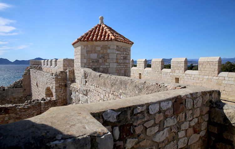 Wyspa Świętego Honorata (okolice Cannes) - zwiedzanie wnętrza klasztoru La Tour Monastere