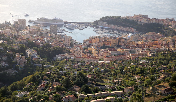 Widoki na Monako z punktu widokowego obok wejścia na teren monumentu Trofeum Augusta w La Turbie