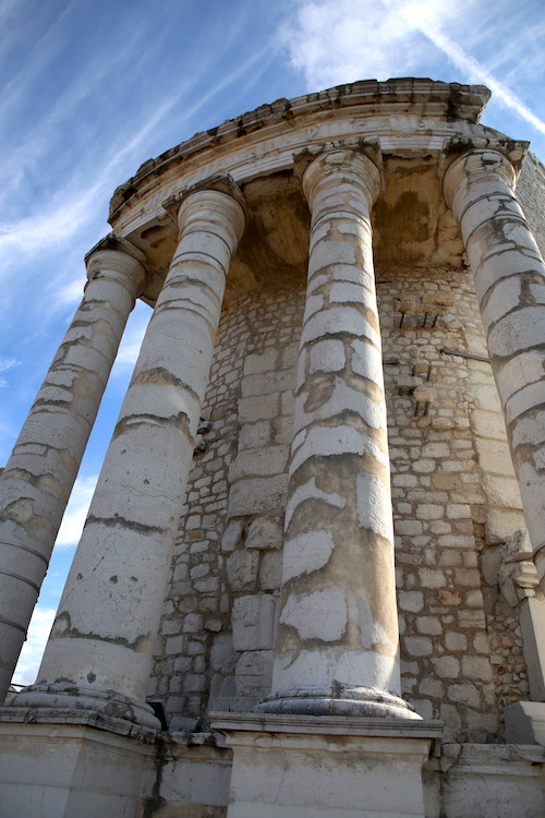 !Górny fragment monumentu Trofeum Augusta w La Turbie, Lazurowe Wybrzeże, Francja